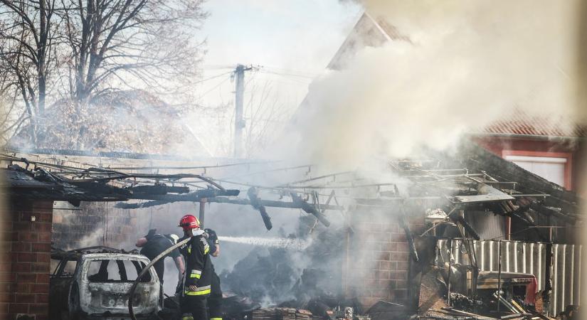 Lángokban állt a nyaraló, gyorsan elterjedt a tűz Lellén