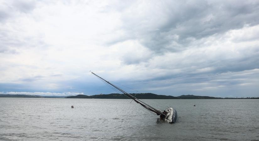 Leállt a vonatközlekedés a brutális vihar miatt a Balaton északi partján: félszáz pótlóbuszt állított be azonnal a MÁV