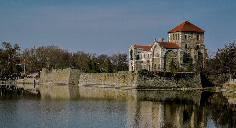 Ilyen városnézést még nem láttál: Jókai Mór életét mesélik el a kisvonatok