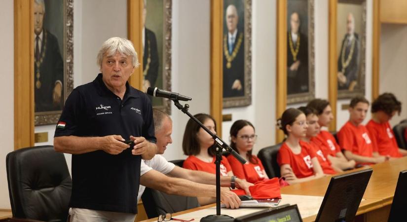 Diákok, akik magasra emelik a tekintetüket - képekkel, videóval