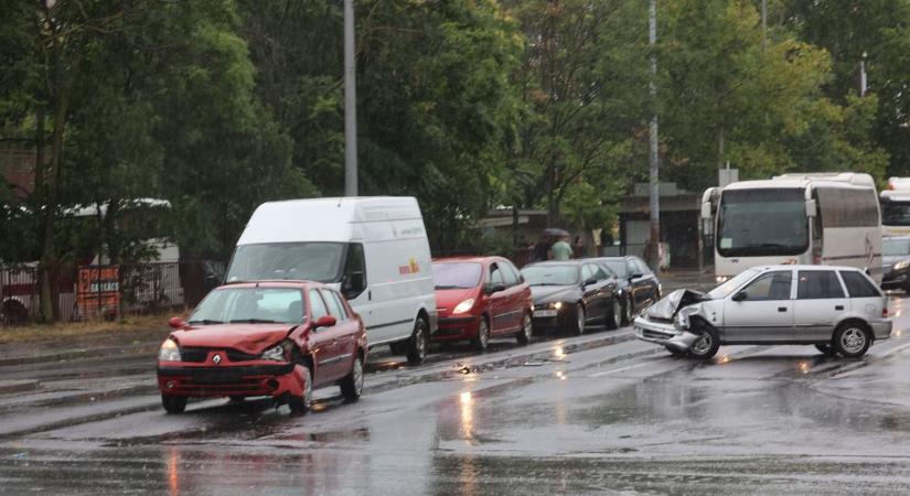 Durva baleset az Árkádnál: két autó csattant a hétfői viharban – FRISSÍTVE