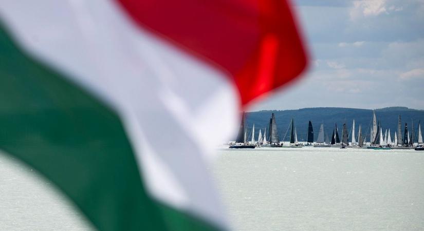 Napokon belül Magyarországra figyel fél Európa – az év csatáját várják a Balatonnál
