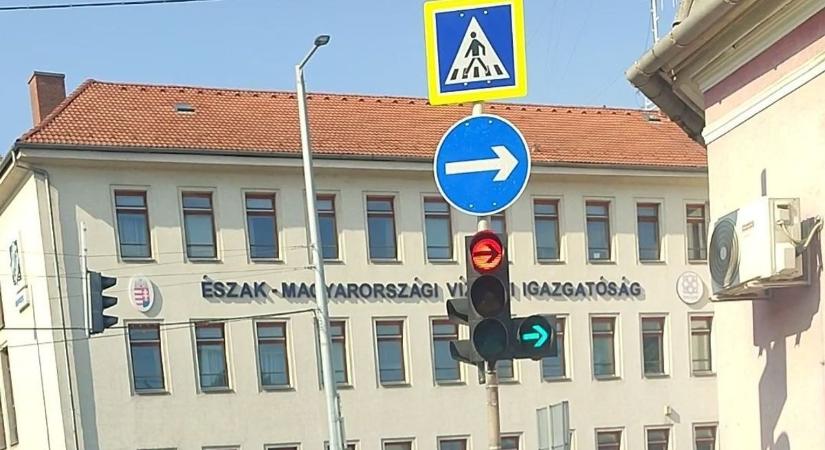 Mire gondolhatott a költő, amikor… - Egymás után zavarja össze a sofőröket Miskolc egyik jelzőlámpája