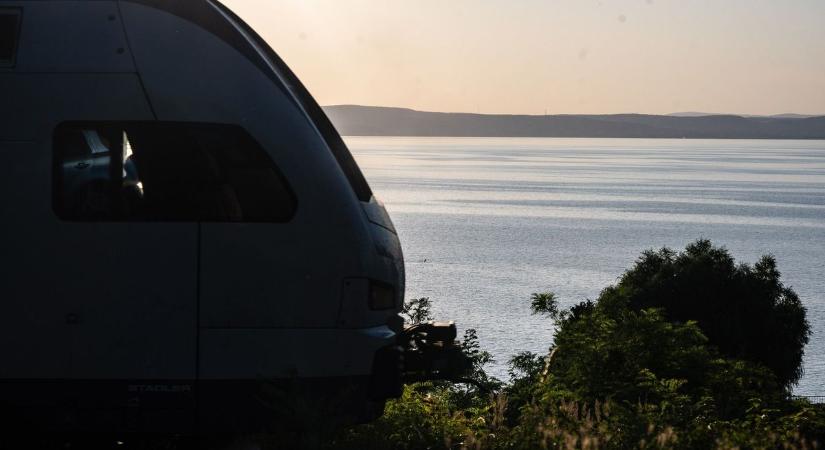 Felsővezeték-szakadás miatt rostokolnak a vonaton a Balatonnál – már több tucat buszt küldtek az utasokért