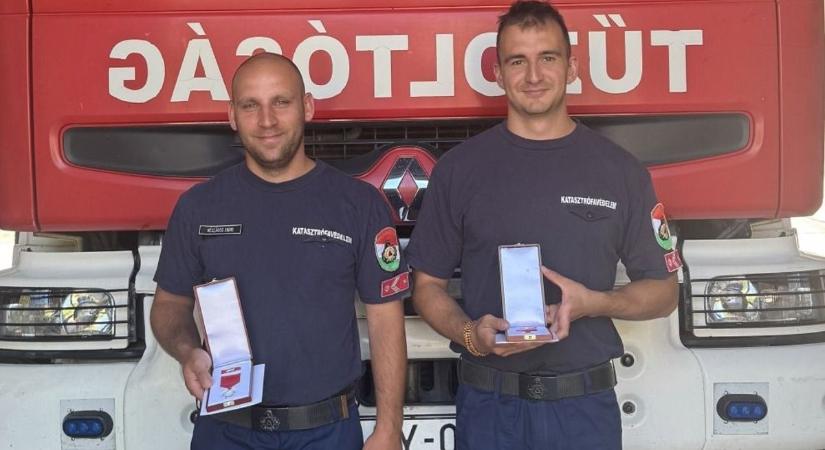 Példás szolgálat a lánglovagoknál – dunaújvárosi tűzoltókat tüntettek ki