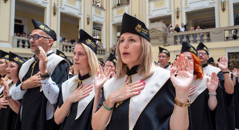Segítő szakemberek diplomáztak
