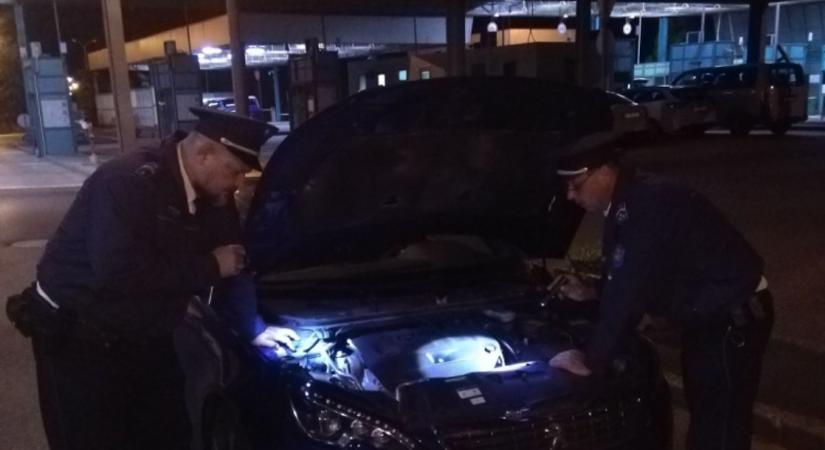 Körözték a Peugeot-t, nem jutott át a szabolcsi határon
