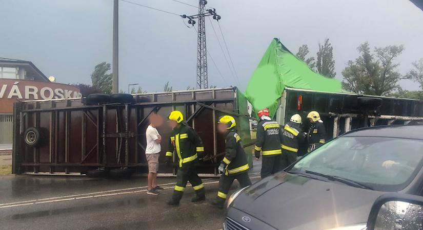 Kamion borított fel a szél a 11-es úton