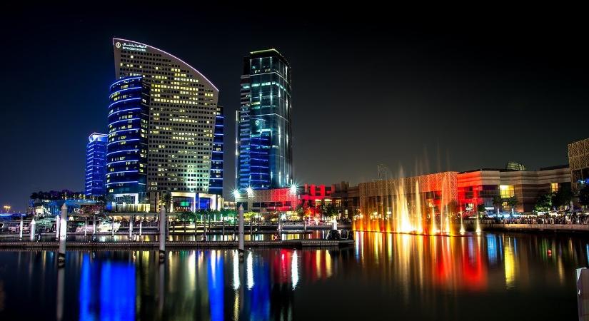 Börtönbe zártak Dubajban egy 17 éves brit fiút egy nyári szerelem miatt: most királyi kegyelmet kapott és hazatérhetett
