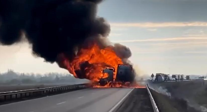 Brutális baleset Kecskemétnél: a személyautó és a kamion is kigyulladt - Videó