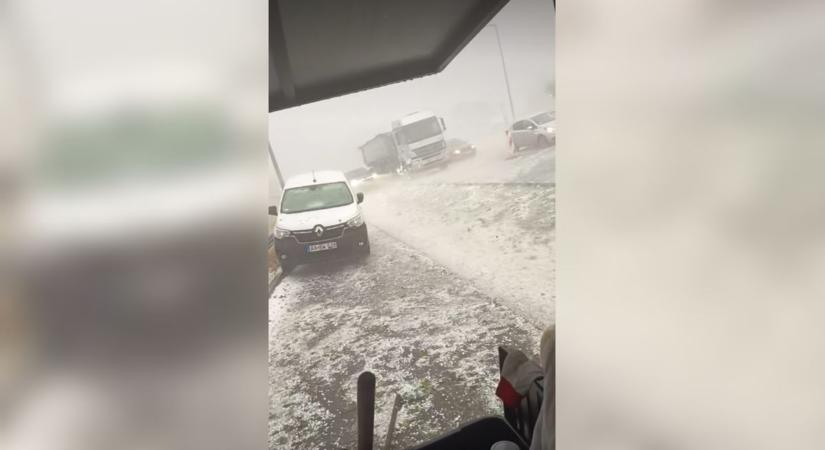Brutális vihar csapott le a térségre, jeges árral küzdenek az autók az M4-esen - videóval