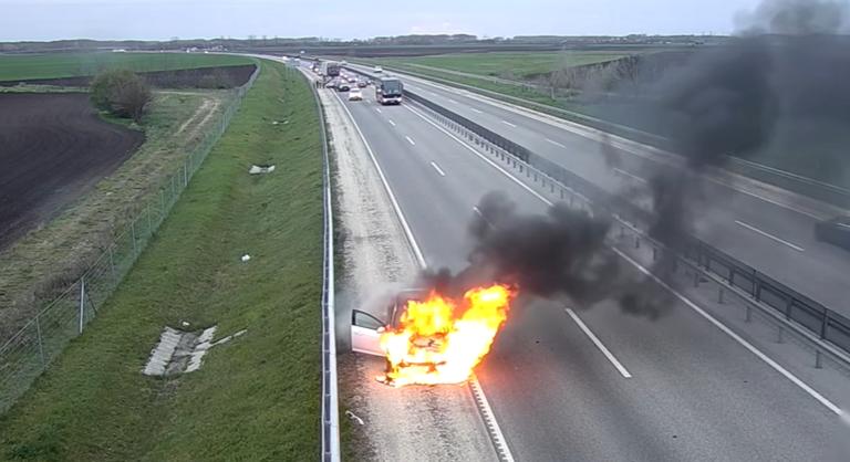 Porig égett egy autó az M4-es autóúton, senki sem állt meg segíteni