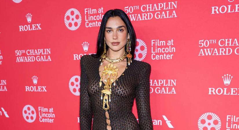 Dua Lipa inge majdnem megadta magát, Karol G merész felsőt választott