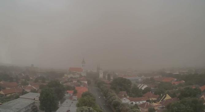 Hatalmas porfelhő nyelte el Békéscsabát