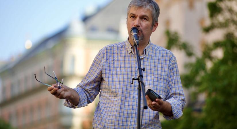 Hadházy odaszúrt Dobrevnek: Ebben a rendszerben annak lehet óriásplakátja, akinek a Fidesz megengedi
