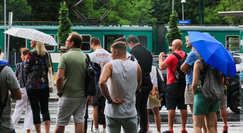Autókra dőlt fák, megtépázott háztetők és kétségbeesett emberek – Így taglózta le a vihar Budapestet – fotók