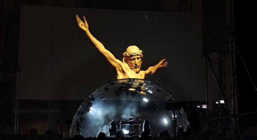 Isteni szférába emelte a technót Padre Guilherme, a DJ pap Kolozsváron