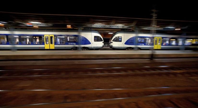 Fák dőltek a sínekre, leszakadtak a felsővezetékek – Összeomlott a vasúti közlekedés a főváros térségében és a Balatonnál