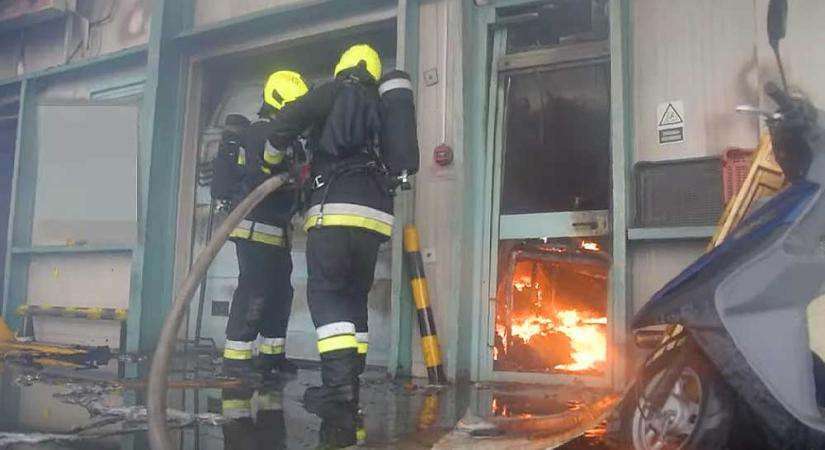 Tűz a Budapesti Nagybani Piacon: sült narancs hegyek és ládaszámra elszenesedett paradicsom a helyszínen – Videó és friss fotók