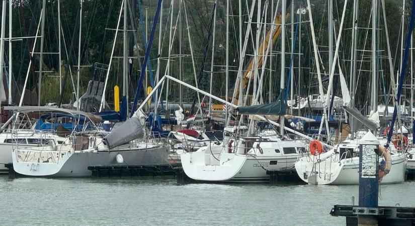 Odavert a vihar a Balatonalmádi kikötőnek - Fotók a pusztításról
