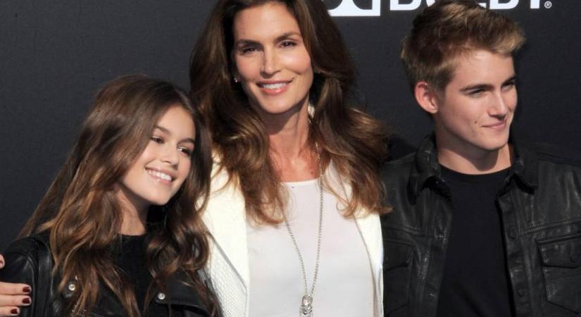 Cindy Crawford fia 26 éves lett: Presley anyja vonásait örökölte, szívtipró pasi lett