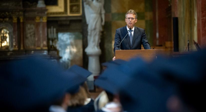 Hankó Balázs diplomaosztó turnéra indult – már négy intézményben is elmondhatta, milyen jó a megújult magyar felsőoktatás
