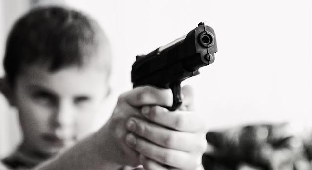 Teljes sokk az iskolában: airsoft-fegyverrel lőtt társára egy 14 éves diák Debrecenben