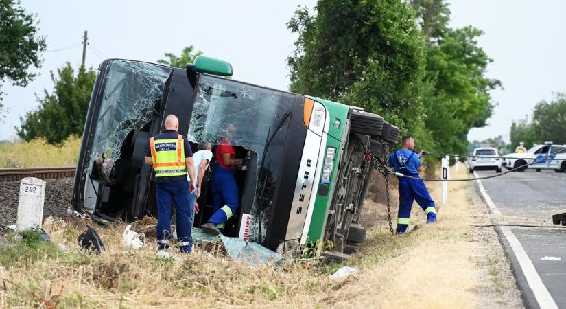 Gyanúsítottként hallgatta ki a rendőrség a Kunszentmártonnál árokba borult busz sofőrjét – Ez okozta a balesetet a férfi szerint