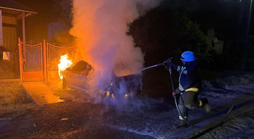 Hatalmas lángokkal égett egy autó vasárnap hajnalban – Brutális fotókon az oltás pillanatai