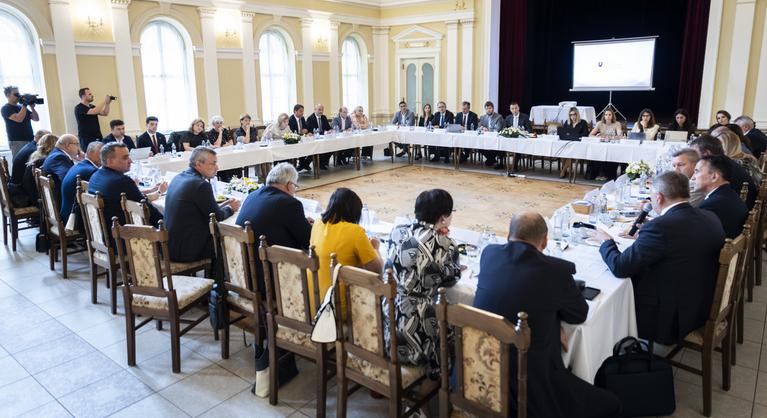 Száz magyar felvidéki iskola került komoly veszélybe, nagy a baj, ez lehet a megoldás