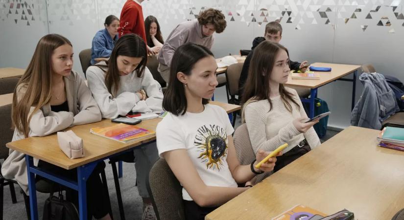 Állítólag megérte kitiltani az okostelefonokat az iskolákból