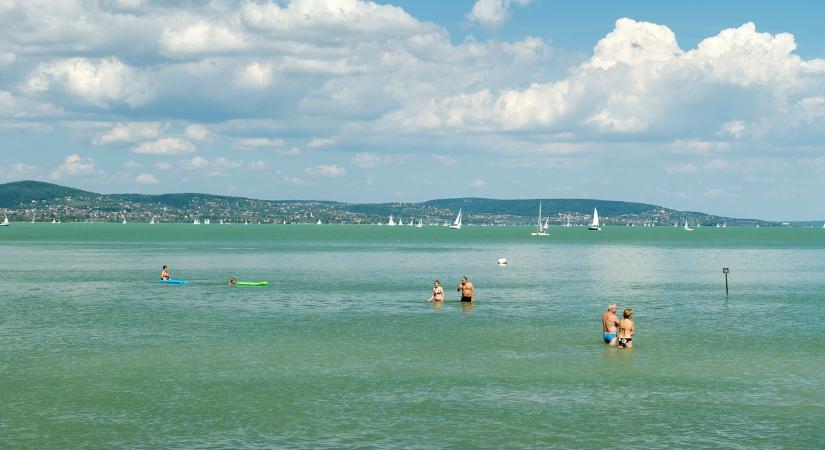 4 tényleg gyerekbarát balatoni strand, ahol a baba-mama szobáktól, a csúszdaparkon át a sekély partig minden van