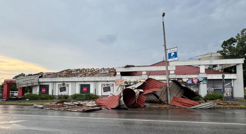 Az Aldi, a Penny, és a Spar tetejét is leszakította a viharos szél Hajdú-Biharban! – fotókkal!