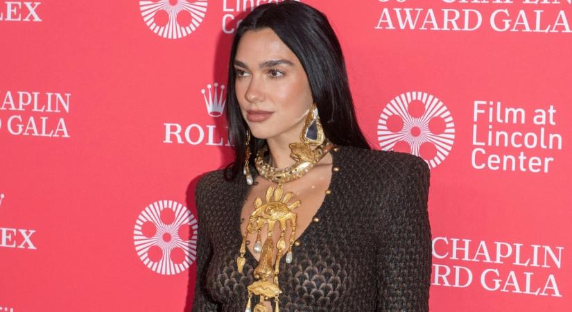 Dua Lipa, Dakota Johnson és a többiek - Ez a meztelenruha a nyár trendje - Fotó