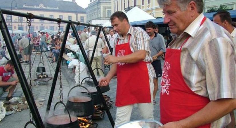 Így változik a közlekedés a Halászléfőző Fesztivál idején: fontos dátumok, útvonalak, parkolási tilalmak