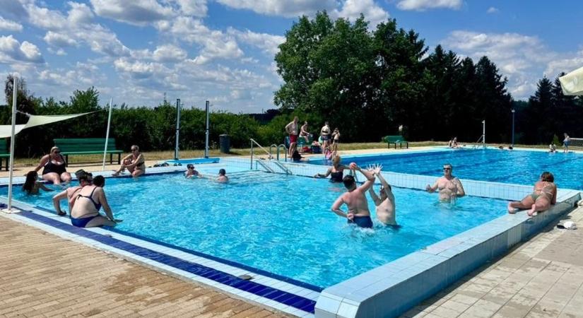 Elmennek a strandolókért – szenzációs kezdeményezést indított a dunántúli fürdő