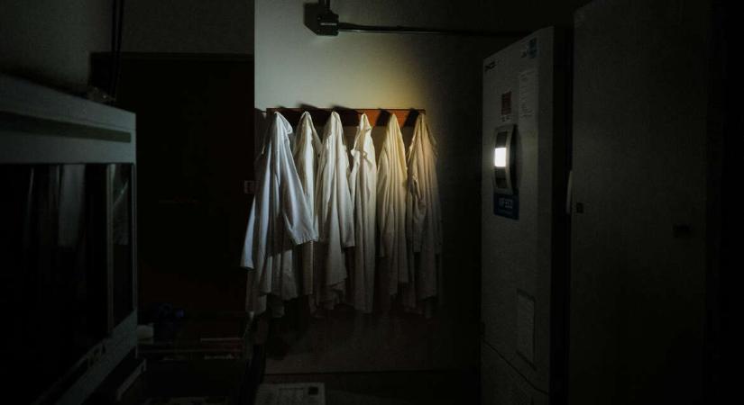 „A tekintetük beég a retinámba” – Aneszteziológus szakasszisztens mesél az első ügyeletről