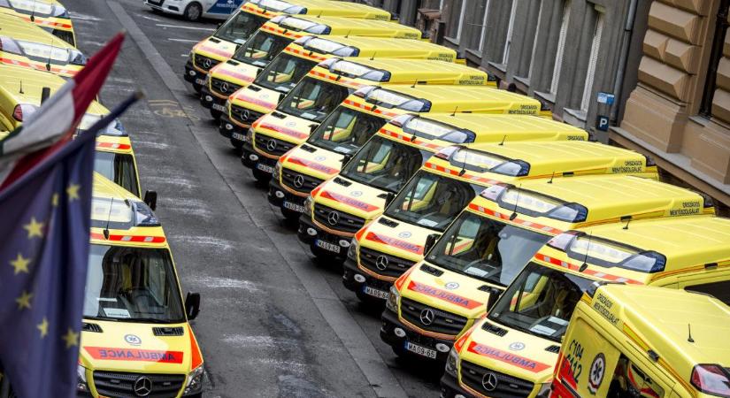 Felborult egy szirénázó mentőautó Budapesten