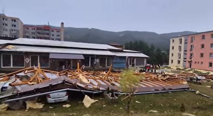 Zivatarlánc és szupercellák tarolták le Szlovákiát – tetőket tépett fel a szél, urakat kellett lezárni