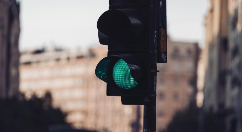 Balesetveszély! Számos helyen leálltak a közlekedési lámpák Budapesten a vihar miatt