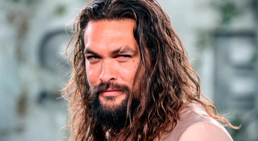 Őrület: Jason Momoa lökdösődve, ugrálva bulizott, és nem kímélt senkit maga körül