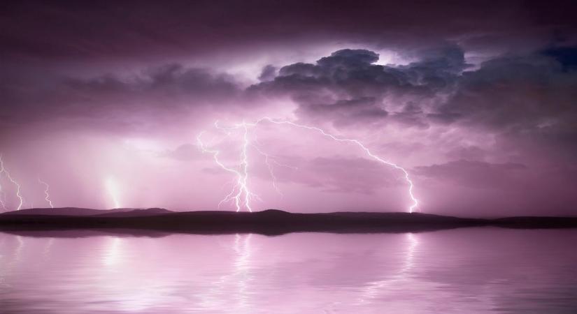 Felborult egy vitorlás a Balatonon, az ítéletidő miatt