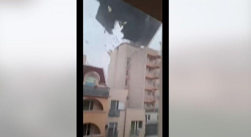 Brutális videón, ahogy a vihar szabályosan letépi a Szegedi Tudományegyetem tetejét