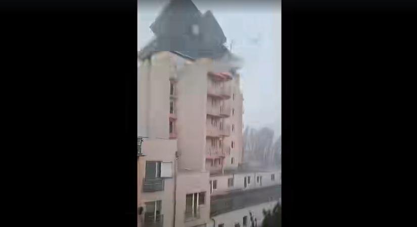 Letépte a szél a Szegedi Tudományegyetem épületének tetejét (Videó!)