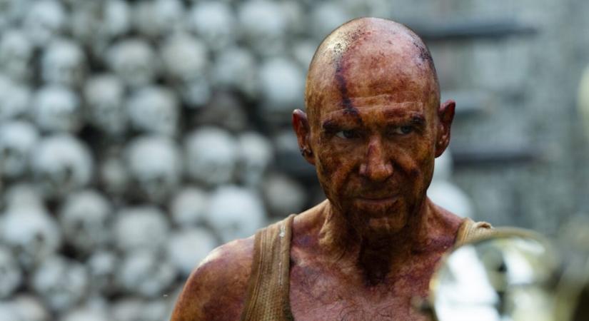 28 évvel később már csak a narancssárga Ralph Fiennes mentheti meg a zombiktól a szent családot