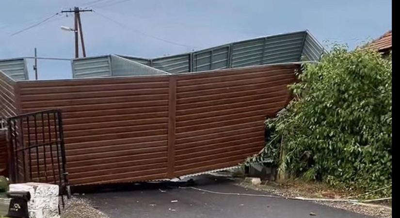 Egy mobilház az utca közepén landolt a borsodi településen, ez a vihar tényleg mindent vitt! - fotó, videó