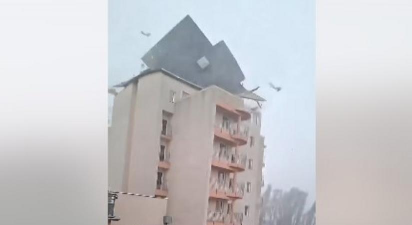 Iszonyatos pusztítást végzett a vihar, letépte a szél az Szegedi Tudományegyetem teljes tetőszerkezetét