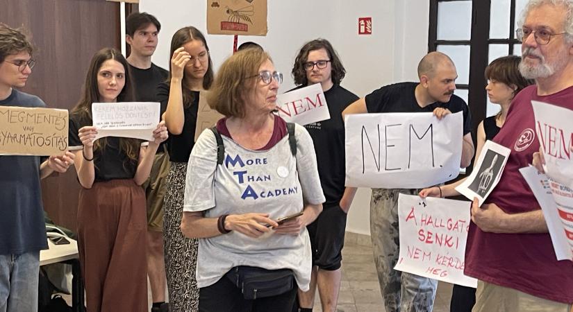 A tiltakozókat kiküldve, zárt ülésen döntött az ELTE a kutatóintézetek átvételéről