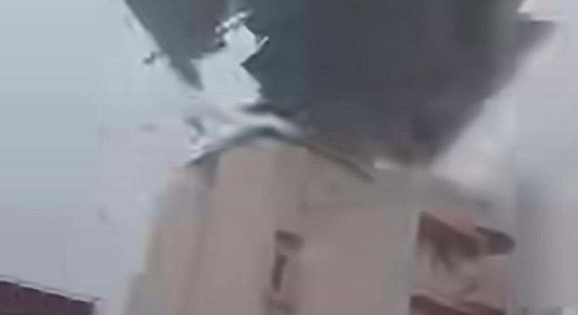 Videón, ahogy a szél leszakította az SZTE épületének több tonnás tetőszerkezetét