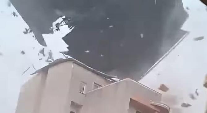 Letépte a szélvihar a Szegedi Tudományegyetem tetőszerkezetét